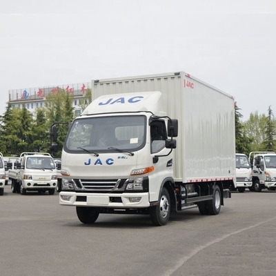 Camião leve equipado com caixa elétrica para transporte de 5,9 m.