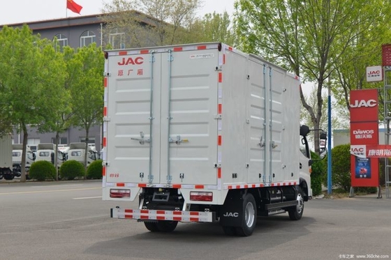 Camião leve equipado com caixa elétrica para transporte de 5,9 m.