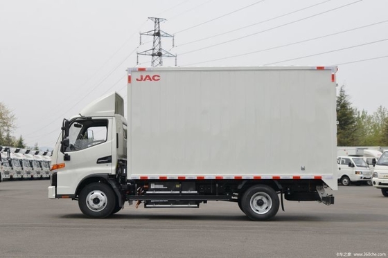 Camião leve equipado com caixa elétrica para transporte de 5,9 m.