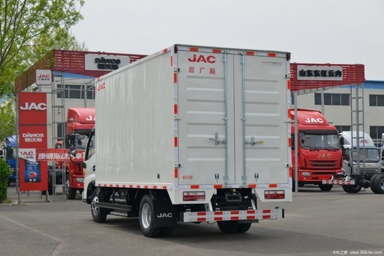 Camião leve equipado com caixa elétrica para transporte de 5,9 m.