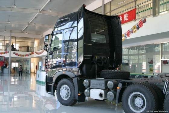 Caminhões de tração HOWO A7 6x4 usados com capacidade de tanque de combustível de 400-500L e motor SINOTRUCK