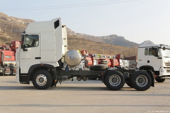 Rodas motrizes 6X4 SinoTRUK HOWO T7H LNG Trator camião 440HP para transporte logístico