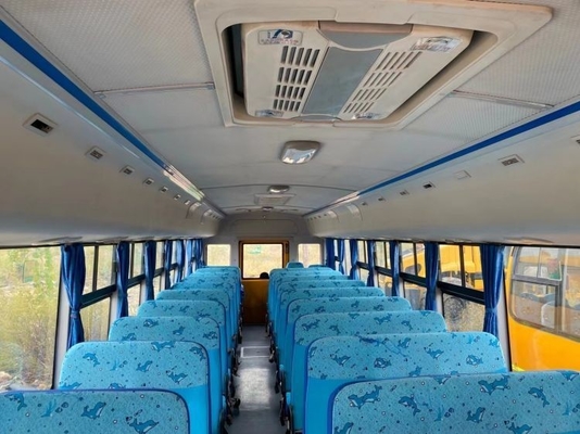 Transporte ideal dos alunos do ensino fundamental Ônibus escolar usado com transmissão manual